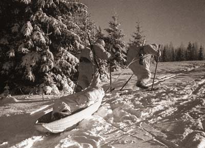 Эвакуация раненого. Зима 1942-1943 годов. Фото В. Аркашева.