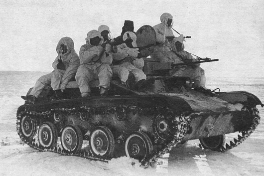 Красноармейцы на броне Т-70.