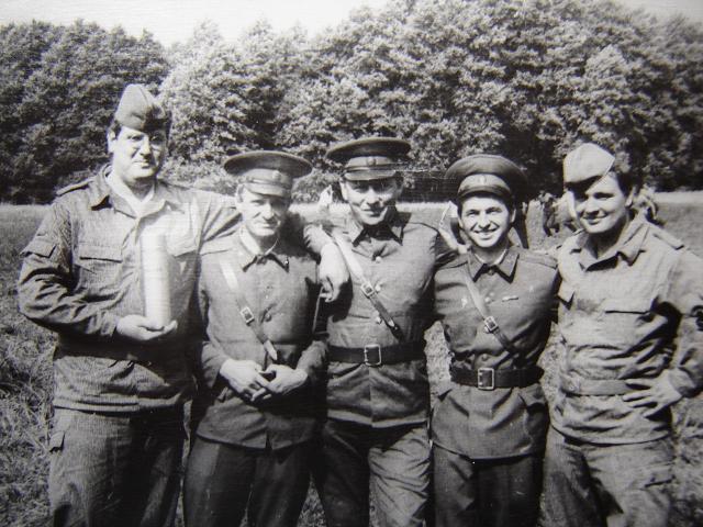 С немецкими офицерами. Второй справа - пропогандист 144 мсп Мартынюк А.А..JPG