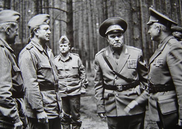 Командующий СГВ генерал-полковник Ковтунов А.В. с немецкими командирами на учениях Дружба 86.JPG