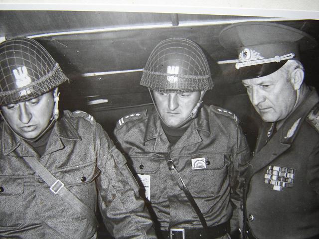 Командующий СГВ генерал-полковник Ковтунов А.В. с польскими командирами на учениях Дружба 86.JPG